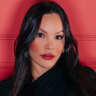 Débora Dominique de blusa preta e batom vermelho